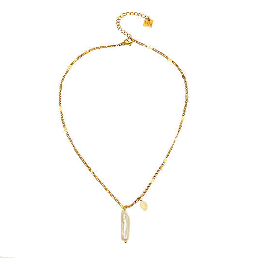 ANNECY: Nature Inspired Chic Chain Necklace Enhanced with Baroque Pearl and Leaf Charm