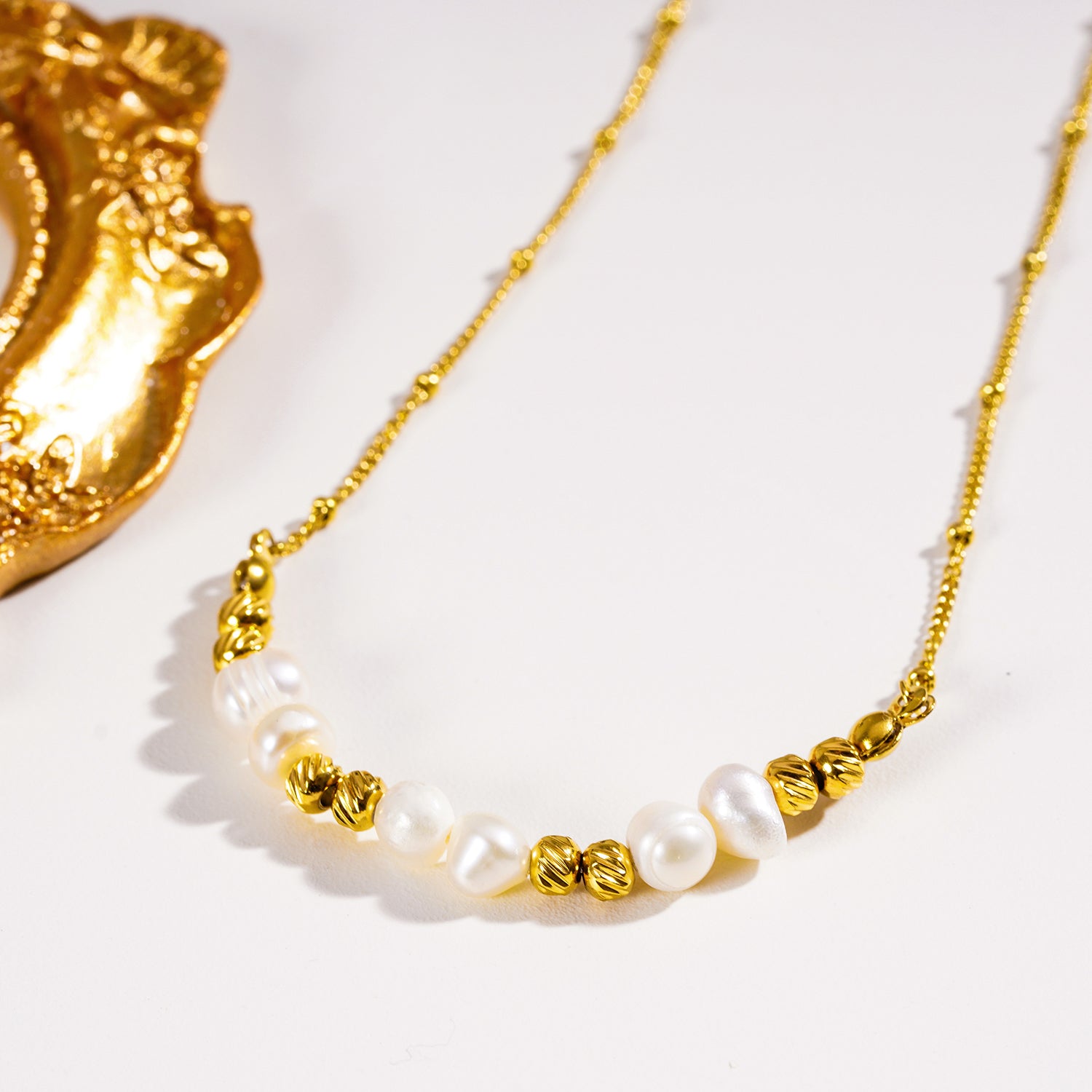 Style VILJA 3223: Gilded Harmony Chain Necklace with Gold Beads and Freshwater Pearls.